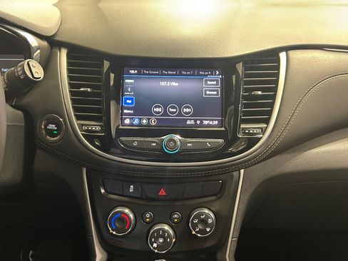 Used 2021 Chevrolet Trax LT w/ Sport Edition FWD image 16