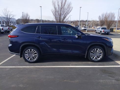 Certified 2022 Toyota Highlander Platinum image 11