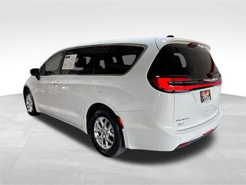 Used 2023 Chrysler Pacifica Touring-L FWD image 7