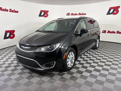 Used 2019 Chrysler Pacifica Touring-L FWD image 2