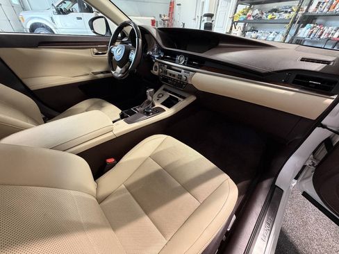 Used 2017 Lexus ES 350 w/ Premium Package FWD image 17