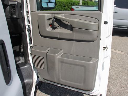 Used 2014 Chevrolet Express 2500 image 32