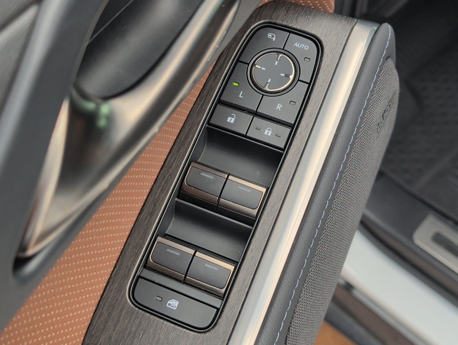 Used 2024 Lexus GX 550 w/ Accessory Package (Z1) AWD/4WD image 9