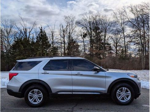 Used 2023 Ford Explorer XLT image 8