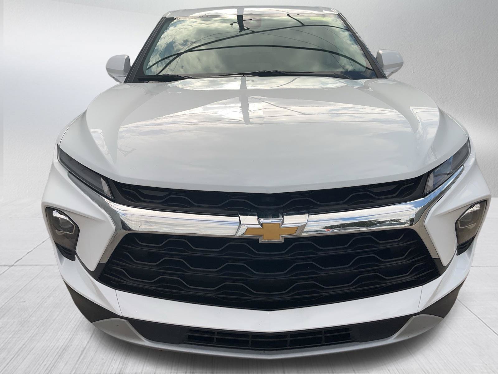 Used 2025 Chevrolet Blazer LT FWD image 2