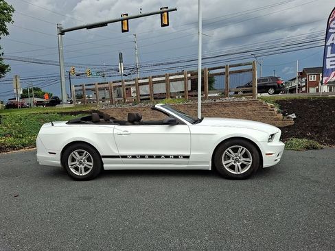 Used 2014 Ford Mustang Convertible RWD image 9