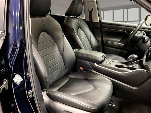 Used 2024 Toyota Highlander XLE AWD/4WD image 30