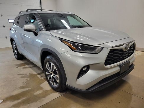 Used 2021 Toyota Highlander XLE AWD/4WD image 13