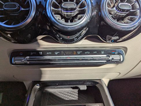 Used 2022 Mercedes-Benz EQB 300 4MATIC image 24