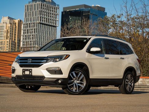 Used 2017 Honda Pilot Touring image 1