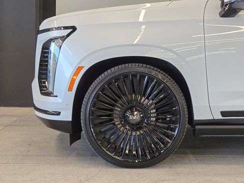 Used 2025 Cadillac Escalade ESV Sport Platinum AWD/4WD image 9