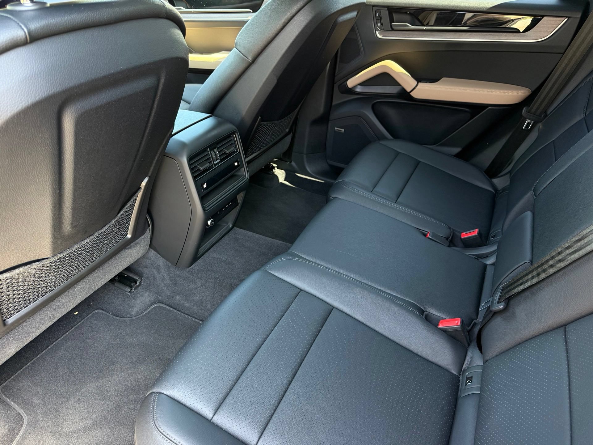 Certified 2024 Porsche Cayenne AWD/4WD image 30