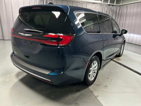 Used 2025 Chrysler Pacifica Select image 7