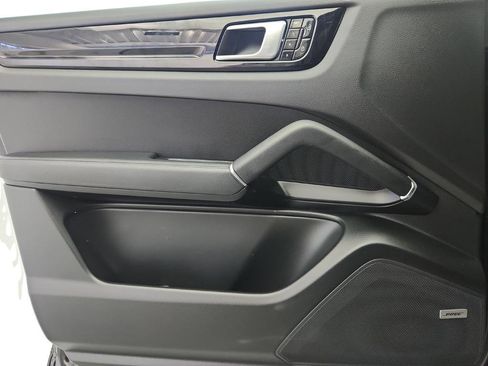 Used 2021 Porsche Cayenne w/ Premium Package image 21