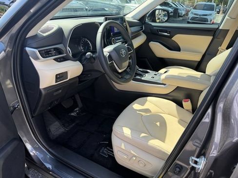 Certified 2025 Toyota Highlander XLE AWD/4WD image 11