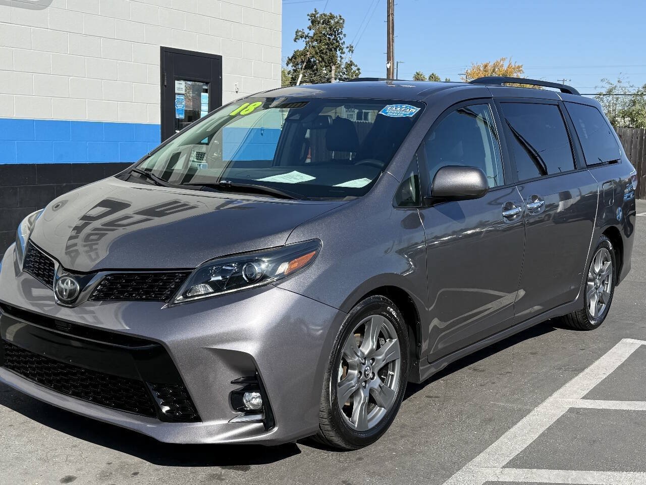 Used 2018 Toyota Sienna SE FWD image 3
