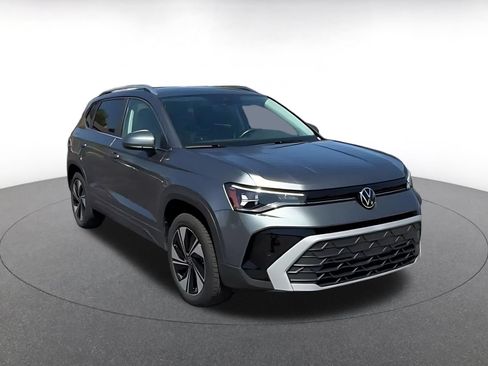 Used 2026 Volkswagen Taos SE AWD/4WD image 3