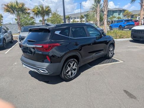 Used 2021 Kia Seltos EX image 3