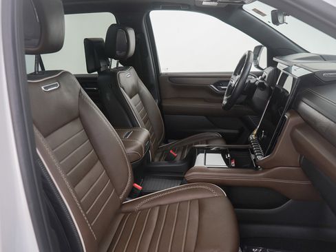 Used 2025 GMC Yukon XL Denali Ultimate w/ LPO, Floor Liner Package image 11