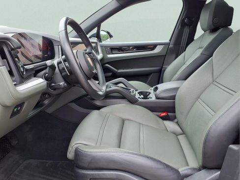 Used 2024 Porsche Cayenne AWD/4WD image 10