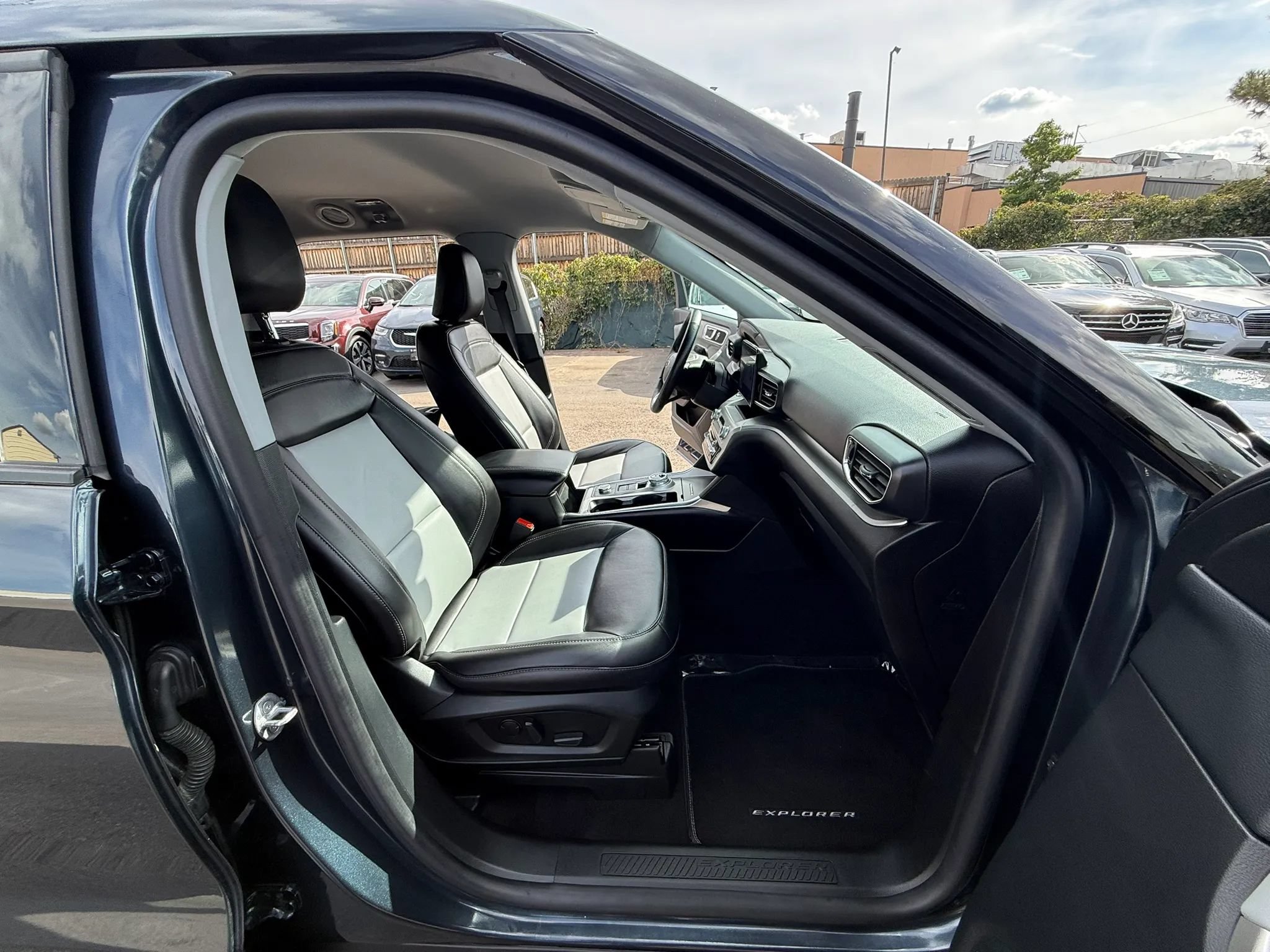 Used 2022 Ford Explorer XLT w/ Equipment Group 202A AWD/4WD image 21