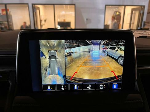 Used 2024 Chevrolet Suburban Z71 w/ Luxury Package image 19