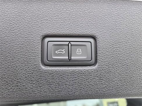 Used 2023 Audi Q8 Prestige image 11