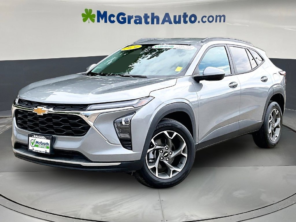 Used 2024 Chevrolet Trax LT w/ Driver Confidence Package FWD image 3