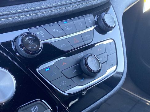 New 2025 Chrysler Pacifica Select image 24