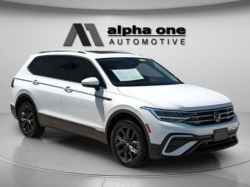 Used 2022 Volkswagen Tiguan SE w/ Panoramic Sunroof Package FWD image 3
