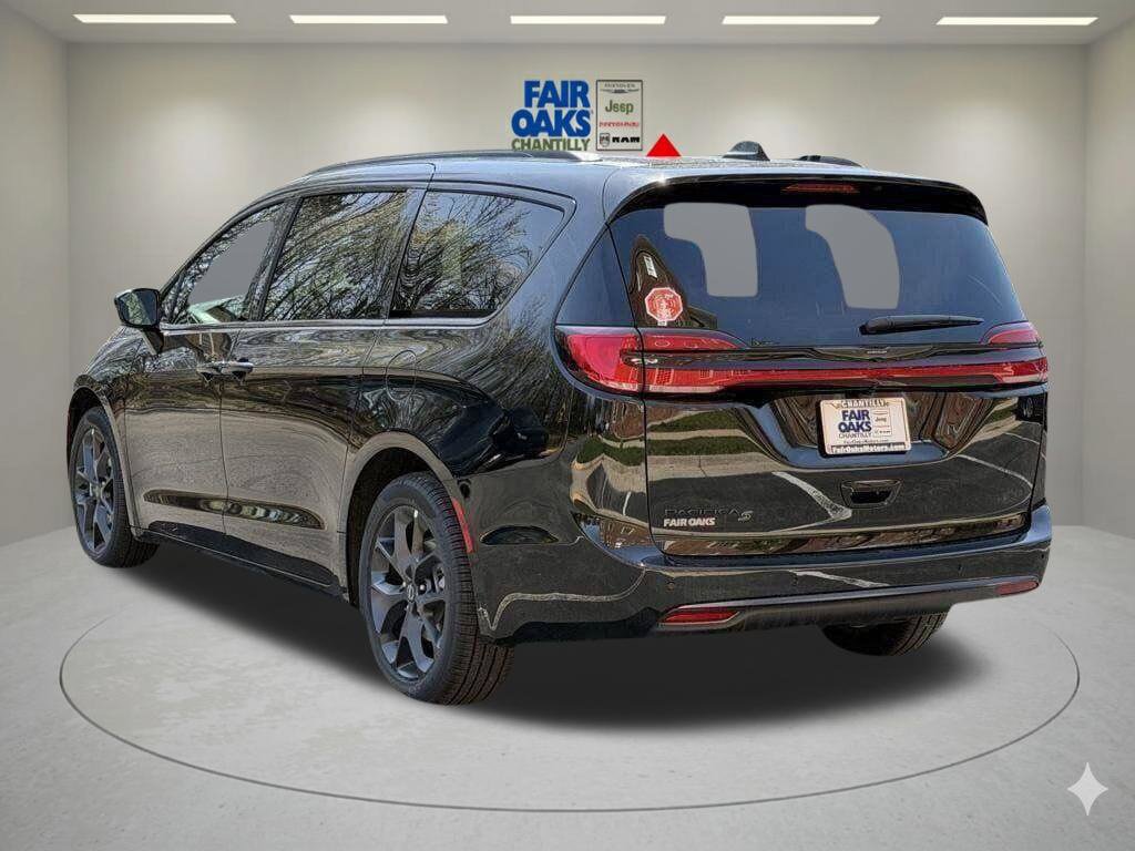 New 2026 Chrysler Pacifica Select w/ S Appearance Package FWD image 9