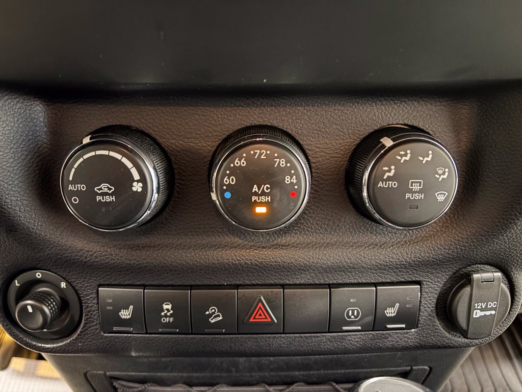 Used 2016 Jeep Wrangler Unlimited Rubicon w/ Connectivity Group AWD/4WD image 18