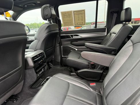 Used 2024 Jeep Wagoneer Series II AWD/4WD image 40