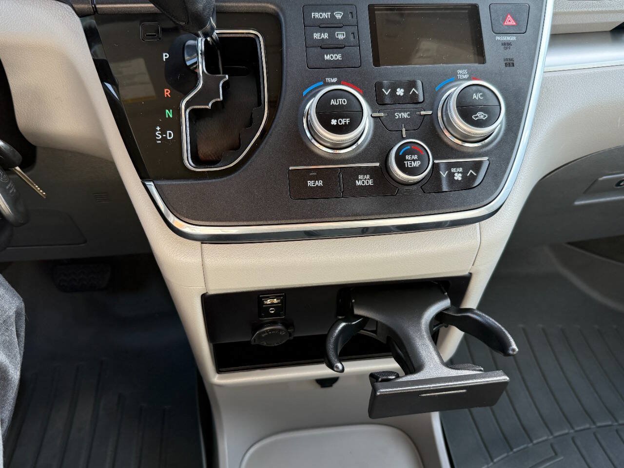 Used 2017 Toyota Sienna LE FWD image 34