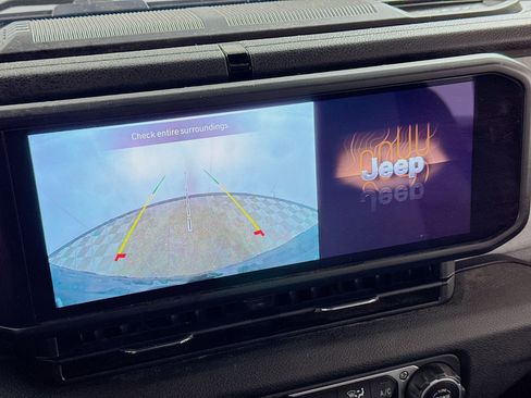 Used 2024 Jeep Wrangler Unlimited image 2