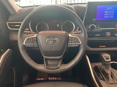 Used 2025 Toyota Highlander XLE image 14