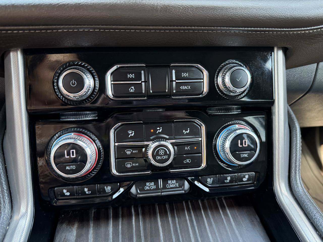 Used 2023 GMC Yukon XL Denali AWD/4WD image 36