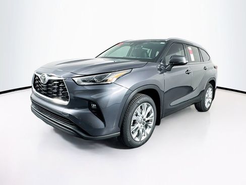 Used 2025 Toyota Highlander Limited image 3