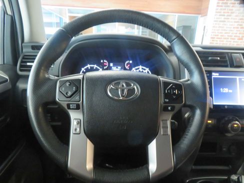 Used 2022 Toyota 4Runner SR5 AWD/4WD image 31