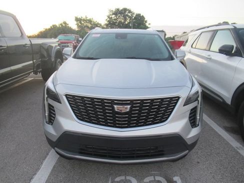 Used 2022 Cadillac XT4 Premium Luxury w/ Technology Package FWD image 2