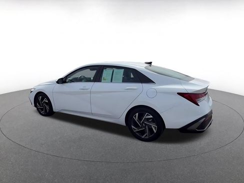 Used 2025 Hyundai Elantra Limited image 10