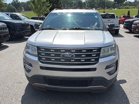 Used 2016 Ford Explorer XLT FWD image 3
