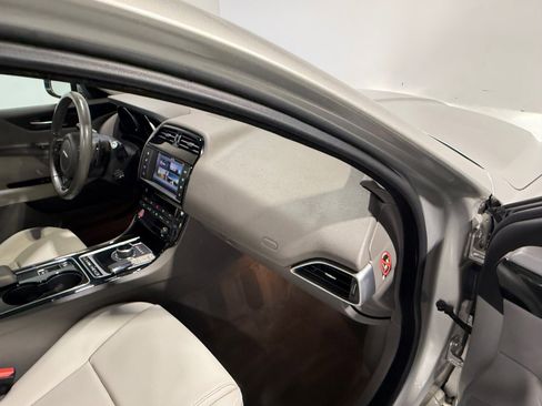 Used 2017 Jaguar XE Premium image 37