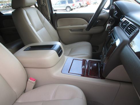 Used 2010 Chevrolet Suburban LTZ image 9