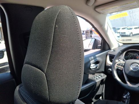 Used 2016 Jeep Cherokee Latitude w/ Comfort/Convenience Group AWD/4WD image 9