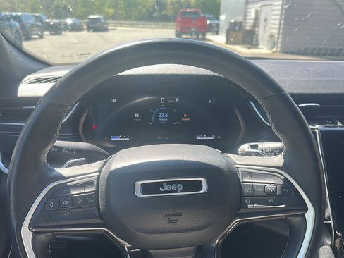 Used 2022 Jeep Grand Cherokee L Laredo image 18