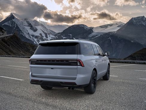 New 2026 Lincoln Navigator Reserve w/ Jet Appearance Package AWD/4WD image 8