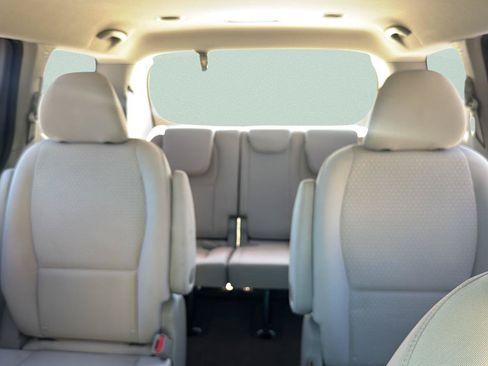 Used 2018 Kia Sedona L FWD image 27