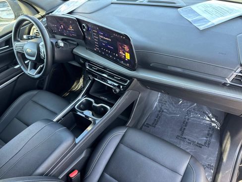Used 2025 Chevrolet Traverse LT FWD image 33