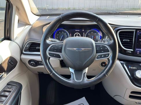 Used 2021 Chrysler Pacifica Touring-L FWD image 18